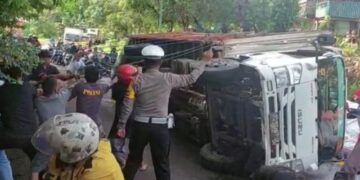 Truk Terbalik di Lainungan, Antrean Mobil Mengular