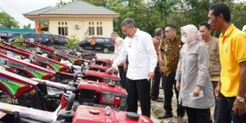 Serahkan Ratusan Bantuan Alsintan, Taufan Pawe: Sebagai Motivasi