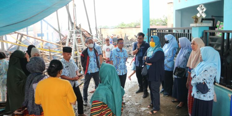 Perumda Air Minum Kota Makassar melalui #PDAMPeduli menyambangi korban kebakaran di Biring Romang Kecamatan Manggala, Kamis (8/12/2022)