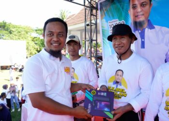 Di Bantaeng, Gubernur Sulsel Serahkan Peralatan Smart School ke-SMA Sederajat