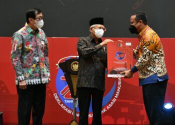 Wapres Serahkan Penghargaan kepada Andi Sudirman Sebagai Pembina Kabupaten/Kota Peduli HAM