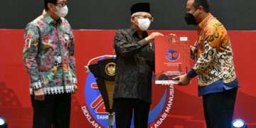Wapres Serahkan Penghargaan kepada Andi Sudirman Sebagai Pembina Kabupaten/Kota Peduli HAM