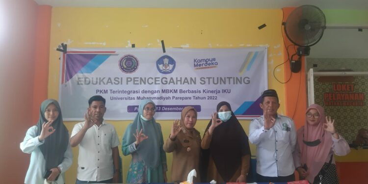 Tim Pengabdian kepada Masyarakat (PKM)  Universitas Muhammadiyah Parepare menggelar kegiatan Edukasi Pencegahan Stunting pada kelompok PKK Remaja Kelurahan Watang Bacukiki, Selasa (13/12/2022)