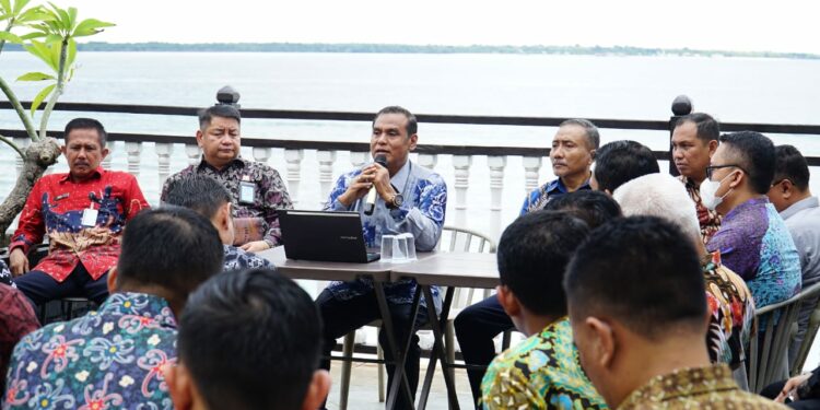 -- Kepala Divisi Pemasyarakatan (Kadiv Pas) Kantor Wilayah Kementerian Hukum dan HAM Sulawesi Selatan, Suprapto memberi pengarahan pada Kepala  Unit Pelaksana Teknis (UPT) Pemasyarakatan terkait penyusunan program dan Kalender Kerja 2023 di Same Hotel Bira Bulukumba, Sabtu (17/12/2022)