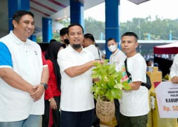 Anti Mager di Maros, Gubernur Sulsel Bagi Bibit Kopi ke Masyarakat