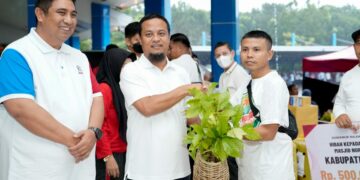 Anti Mager di Maros, Gubernur Sulsel Bagi Bibit Kopi ke Masyarakat