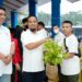 Didampingi Bupati Maros, Chaidir Syam, Gubernur Sulsel Andi Sudirman Sulaiman memberikan bibit kopi kepada seorang warga.