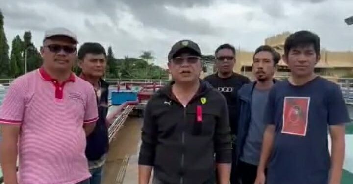 Direktur Perumda Air Minum Kota Makassar, Beni Iskandar (tengah(