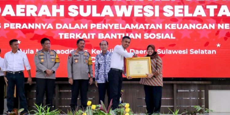 Menteri Sosial  Tri Risma memberikan penghargaan kepada Direktorat Reserse Kriminal Khusus (Ditreskrimsus) Subdit Tipidkor Polda Sulsel di Mapolda Sulsel, Senin (26/12/2022).