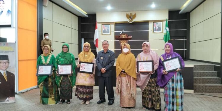 Dinas Pemberdayaan Perempuan dan Perlindungan Anak (DP3A) Kota Parepare bekerja sama Gabungan Organisasi Wanita Kota Parepare melaksanakan Peringatan Hari Ibu (PHI) ke-94, di Auditorium BJ. Habibie, Senin (26/12/2022).