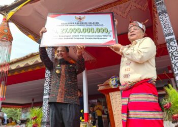 Gubernur Sulsel Serahkan Bantuan Keuangan Rp27 M ke Toraja, Tuntaskan Pembangunan Wisata Ollon dan Subsidi Tiket