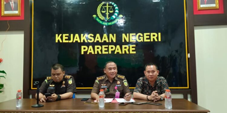 Kejari Parepare menggelar jumpa pers terdiri Kasi Pidsus Kejari Parepare, Ilham didampingi Syahrul dan Kasi Intel Kejari Parepare, Sugiharto, di Aula Kantor Kejari Parepare, Jl. Jend. Sudirman, Kelurahan Cappa Galung, Kecamatan Bacukiki Barat, Kota Parepare, Selasa (27/12/2022).