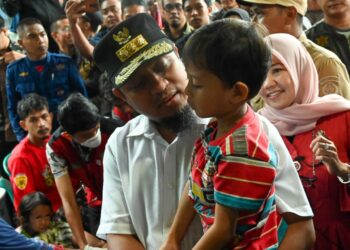 Tinjau Lokasi Longsor di Maros,  Andi Sudirman Berikan Santunan kepada Korban