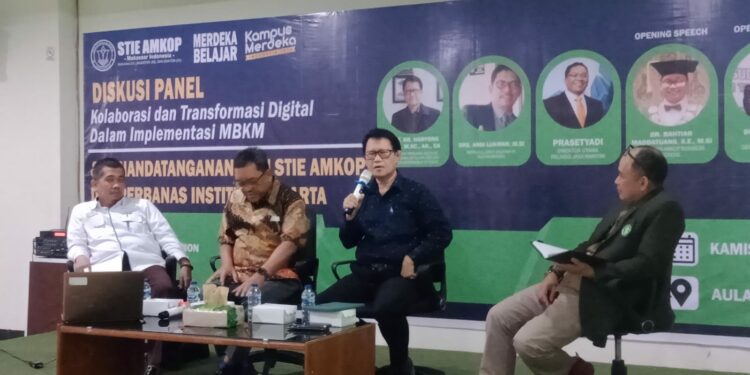 Diskusi panel dengan tema "Kolaborasi dan Transformasi Digital Dalam Implementasi MBKM" di Aula Mini H. Bata Ilyas, Kamis (29/12/2022).