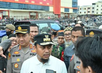 Gubernur Sulsel Serahkan Bantuan Logistik untuk Korban Kebakaran Pemilik 931 Lapak Pasar Sentral