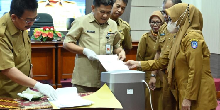 Dinas Komunikasi, Informatika, Statistik dan Persandian (Diskominfo-SP) Provinsi Sulawesi Selatan  melaksanakan kegiatan Pemusnahan Arsip Dinamis Inaktif di Command Center Kantor Gubernur Sulsel, Selasa (6/12/2022).