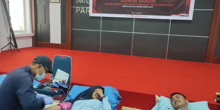 Kantor Imigrasi Kelas II TPI Parepare menggelar kegiatan donor darah pada Selasa (17/1/2023)