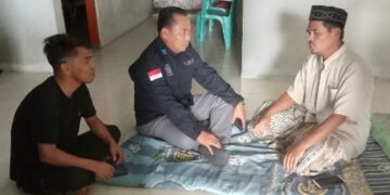 Peduli, Anggota Dewan Sudarmin Baba Jenguk Wartawan yang Sakit