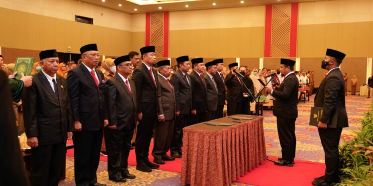 10 pejabat eselon II telah dilantik secara resmi pada jabatan baru masing-masing di Hotel Claro Makassar pada Senin (2/1/2023).