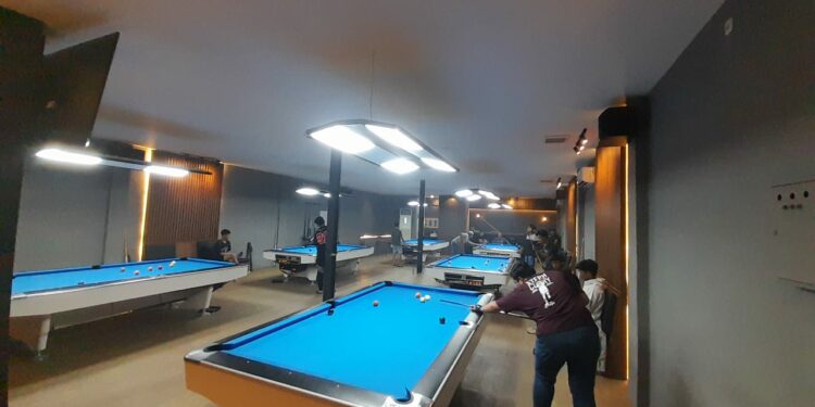 Peserta lomba sedang berlaga dalam ajang Turnamen Biliar “8 Ball Pool & Café”  ,  Jl Sungai Saddang Kompleks Latanete Blok C17, Kamis (12/1/2023)