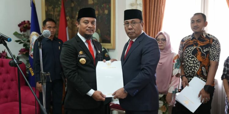 Gubernur Sulawesi Selatan, Andi Sudirman Sulaiman melantik Andi Aslam Patonangi sebagai Penjabat (Pj) Sekretaris Daerah (Sekda) Provinsi Sulsel, Jumat (13/1/2023)