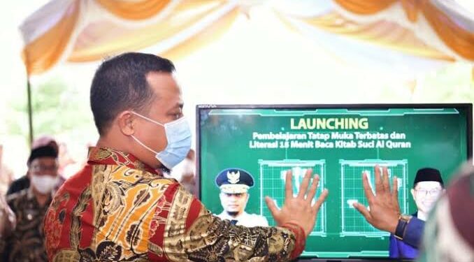 Gubernur Sulsel, Andi Sudirman Sulaiman saat melaunching pembelajaran tatap muka dan literasi 15 menit baca Alquran