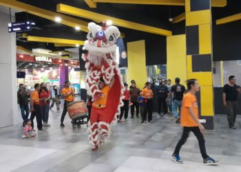 Atraksi barongsai di Mall Pipo Makassar, Ahad (15/1/2023) malam