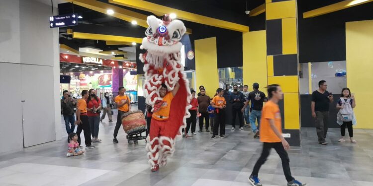 Atraksi barongsai di Mall Pipo Makassar, Ahad (15/1/2023) malam