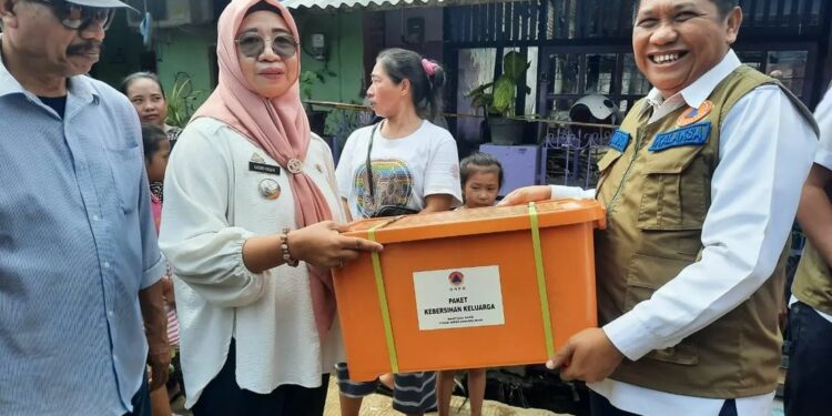 Kepala Pelaksana BPBD Sulsel, Amson Padolo menyalurkan bantuan logistik kepada korban kebakaran di Jalan Nuri lorong 300, Kelurahan Mariso, Kecamatan Mariso, Kota Makassar, Rabu (18/1/2023)