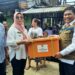 Kepala Pelaksana BPBD Sulsel, Amson Padolo menyalurkan bantuan logistik kepada korban kebakaran di Jalan Nuri lorong 300, Kelurahan Mariso, Kecamatan Mariso, Kota Makassar, Rabu (18/1/2023)