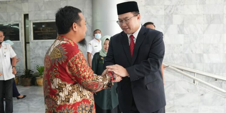 Gubernur Sulsel, Andi Sudirman Sulaiman memberi ucapan selamat kepada Rektor IPB, Prof. Dr. Arif Satria SP, M.Si