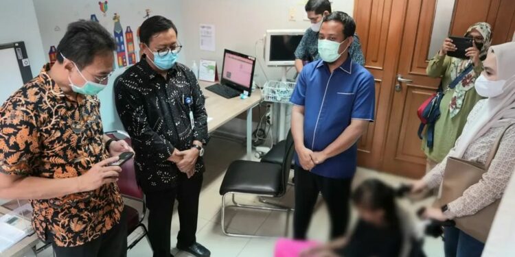 Gubernur Sulawesi Selatan, Andi Sudirman Sulaiman menjenguk tiga pasien asal Sulsel yang dirawat di Rumah Sakit Umum Pusat Nasional Dr Cipto Mangunkusumo (RSCM), Jakarta, Jumat (20/1/2023)
