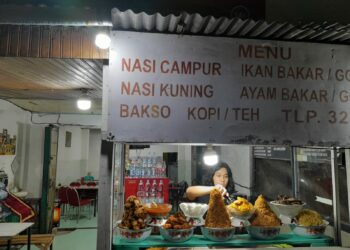 Bagi penikmat kuliner, Warung Losari bisa menjadi salah satu alternatif berburu nasi kuning di Kota Makassar. Warung makan yang terletak di Jl Datuk Museng ini buka 24 jam.