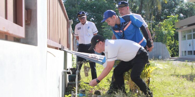 Direktur PDAM Kota Makassar, Beni Iskandar mengecek meteran air di salah satu rumah pelanggan