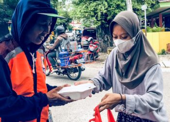 Aksi Sosial anggota IKA RAMA dengan berbagi makanan pada program Jumat Berkah bagi warga Parepare yang kurang mampu