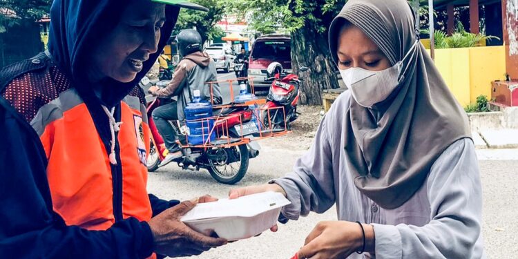 Aksi Sosial anggota IKA RAMA dengan berbagi makanan pada program Jumat Berkah bagi warga Parepare yang kurang mampu