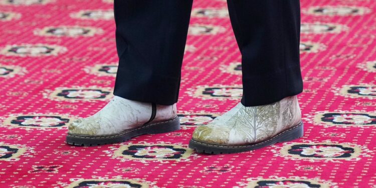 Sepatu produk lokal karya UMKM Maros digunakan oleh Gubernur Sulsel, Andi Sudirman Sulaiman