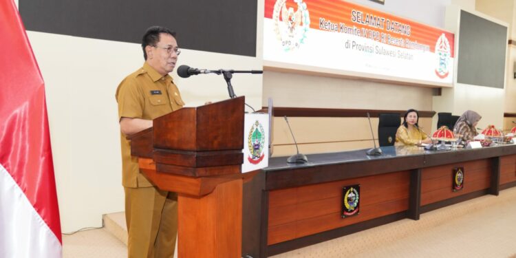 Penjabat (Pj) Sekertaris Daerah (Sekda) Provinsi Sulawesi Selatan (Sulsel), Andi Aslam Patonangi, membuka Focus Group Discussion (FGD) Komite Daerah Ekonomi Keuangan Syariah (KDEKS) Sulsel, di Hotel Grand Claro Makassar, Senin (30/1/2023)