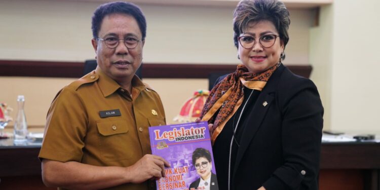 Penjabat Sekertaris Daerah Sulawesi Selatan (Sulsel), Andi Aslam Patonangi, menerima kunjungan kerja Komite IV DPD RI, Dr Maya Rumantir, MA, PhD di Ruang Rapat Pimpinan Kantor Gubernur, Senin (30/1/2023).