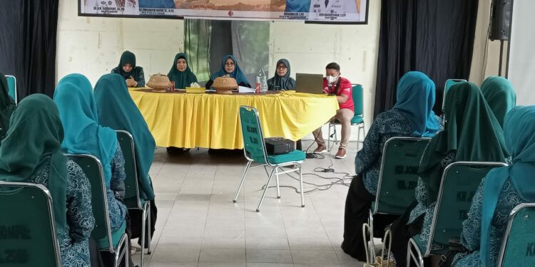 Ketua Tim Penggerak PKK Kota Parepare, Hj Erna Rasyid Taufan menjadi pembicara dalam Pelatihan Kader PKK tingkat Kecamatan Ujung di Balai Ainun Habibie, dan Kecamatan Soreang di Kebun Raya Jompie, Jumat (24/2/2023)