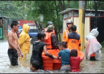 BPBD Evakuasi Warga Terdampak Banjir, Sebar 10 Perahu di Kota Makassar