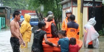 BPBD Evakuasi Warga Terdampak Banjir, Sebar 10 Perahu di Kota Makassar