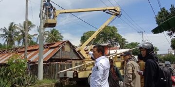 Lama Dikeluhkan Warga, Ketua PPP Sidrap Rogoh Kantong Pribadi Perbaiki Ratusan Titik Lampu Jalan 4 Desa