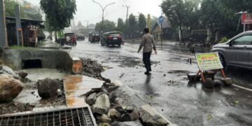 Drainase Meluap, Trotoar di Jalan Bau Massepe Rusak