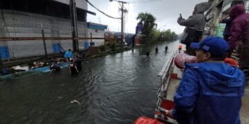 Damkar Makassar Evakuasi Warga Terjebak hingga yang Hendak Melahirkan Dievakuasi dari Banjir