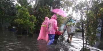 Takut Banjir Meninggi, Lansia di Tidung Makassar Dievakuasi Keluarga