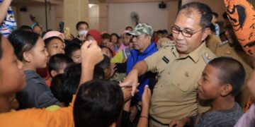 Temui Pengungsi, Wali Kota Makassar Bagikan Logistik dan Uang