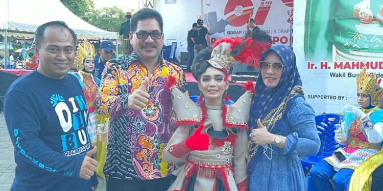 Ayu Zahra Salsabila bersama Sekda Kab. Sidrap H.Basra, Kadis Dikbud Sidrap, Faisal Sehuddin dan Ibundanya Hj Zakinah Aryani, Usai Tampil di Ajang Pasar Digital Expo UMKM di Pelataran Pangker, Jumat (17/2/2023).