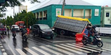 Lakalantas di Parepare, Sebuah Truk Terperosok ke Selokan