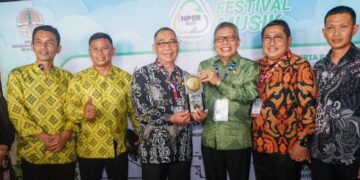 Berhasil Jaga Lingkungan Kota, Wali Kota Parepare Taufan Pawe Terima Penghargaan Piala Adipura 2022